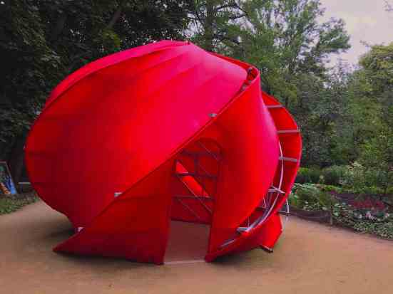 sculpture rouge dans le jardin